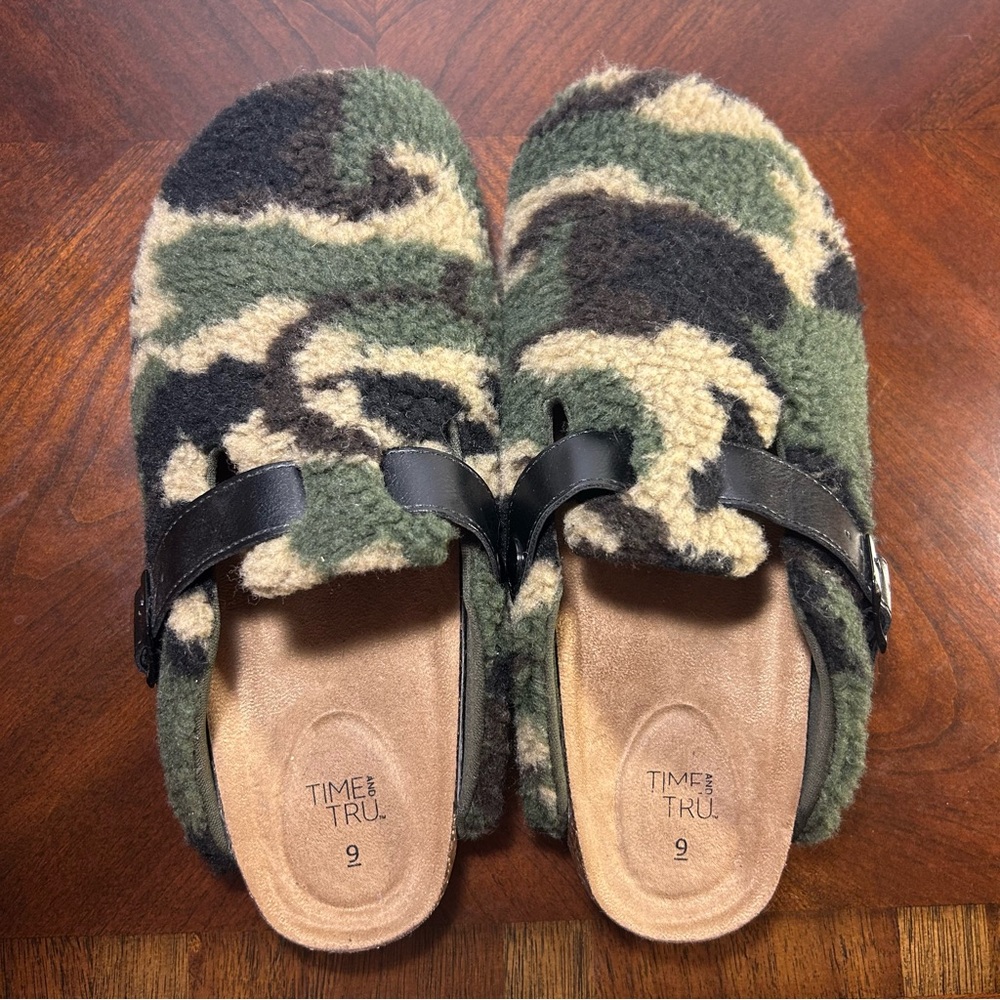 Women’s Sherpa Camouflage Clogs Size 9